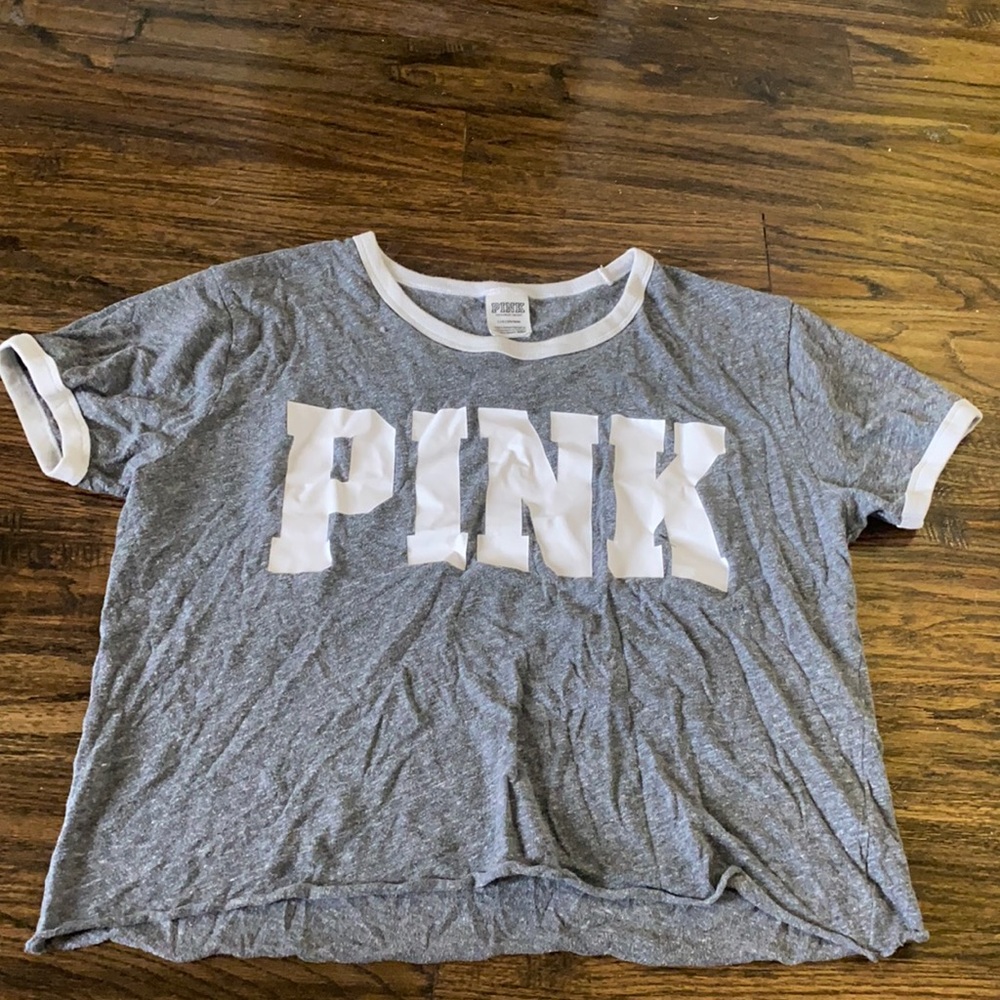 grey cropped pink shirt